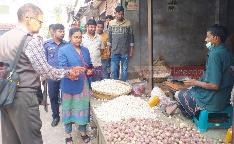 আলমডাঙ্গায় পেঁয়াজের বাজারে অভিযান, চার ব্যবসায়ীকে ১১ হাজার টাকা জরিমানা