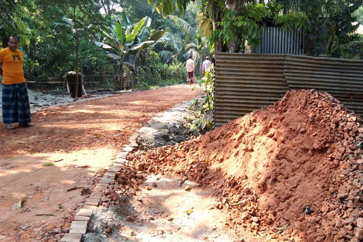 আলমডাঙ্গায় সড়কে নিম্নমানের সামগ্রী ব্যবহার