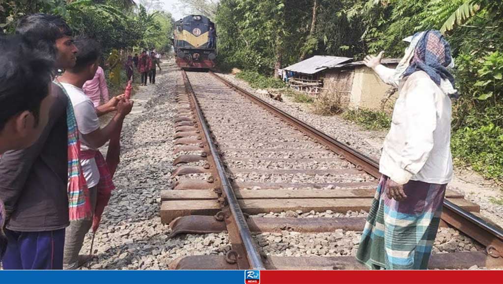 উথলীতে রেললাইনে আকস্মিক ফাটল, ট্রেন চলাচলে ধীরগতি