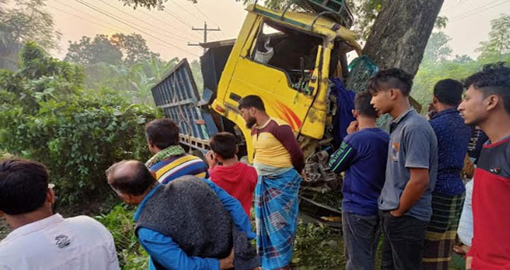 চুয়াডাঙ্গায় ট্রাক নিয়ন্ত্রণ হারিয়ে গাছের সাথে ধাক্কা, চালক নিহত