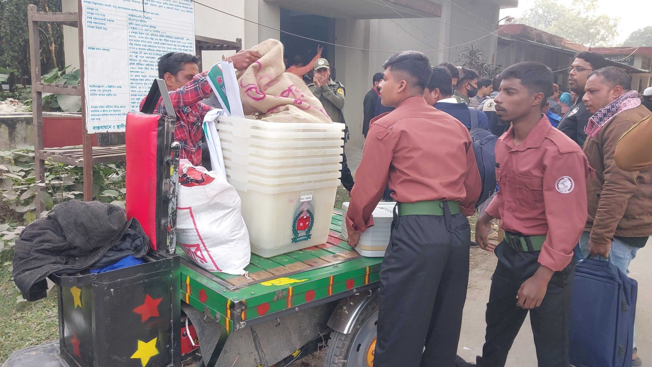 চুয়াডাঙ্গার ৩৫৪টি ভোটকেন্দ্রে পাঠানো হয়েছে নির্বাচনী সরঞ্জাম, ব্যালট যাবে ভোটের দিন