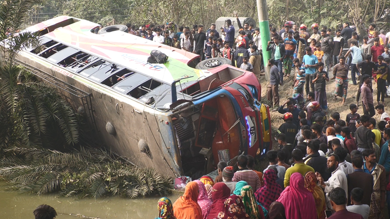 ঝিনাইদহে এক বাসের ধাক্কায় অন্য বাস খাদে, আহত ১৬