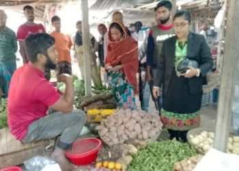 বেশি দামে পেঁয়াজ বিক্রি, জীবননগরে দুই ব্যবসায়ীকে জরিমানা